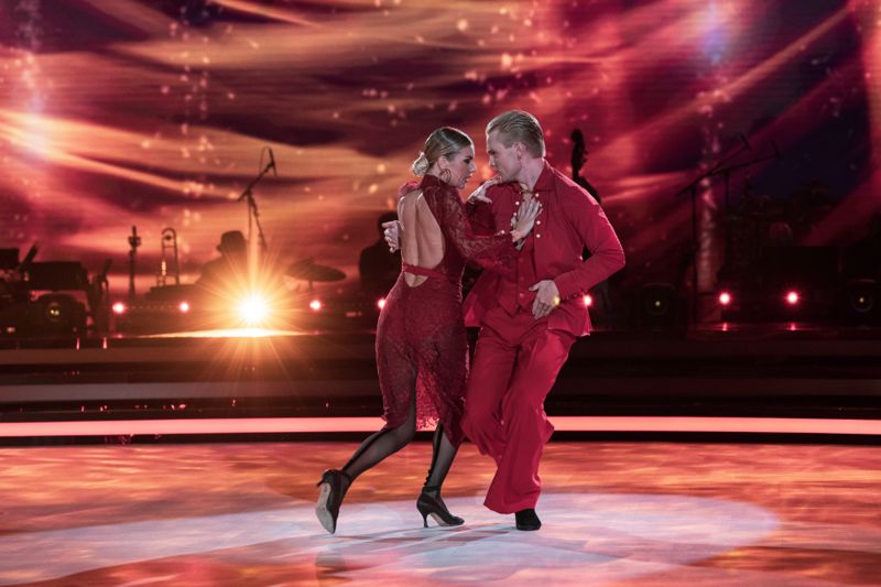 Benjamin Peltonen upplever att han inte alls varit nervös att dansa inför publik tillsammans med sin danspartner Saana Akiola.