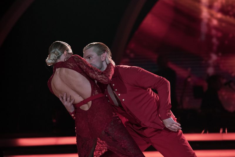 För Benjamin Peltonen och Saana Akiola gäller det att ha koll på stegen när det dags att dansa rumba på söndag.
