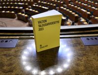 Hela budgetförslaget offentliggjordes på måndagen på nätet och i den gula budgetboken. Riksdagen inleder behandlingen på tisdag.