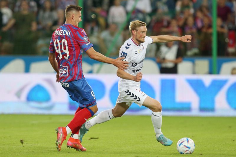 Ekstraklasa var ett steg uppåt jämfört med division ett i Nederländerna.