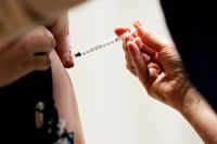 Privata vårdbolag planerar erbjuda påfyllnadsdoser av coronavaccin till vuxna utanför riskgrupp efter att staten innan jul beslutade ge vaccin till bolagen. Vaccineringarna kan komma i gång tidigast i slutet av månaden.
