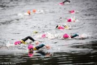 I swimrun gäller det att ta sig fram genom att simma och springa.