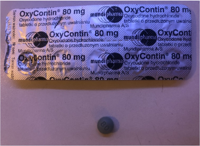 Mannen förmedlade bland annat det kraftigt beroendeframkallade smärtstillande läkemedlet Oxycontin från en bostad i Dickursby. Samma drog har också förekommit i Helsingforspolisens förundersökning som bilden är ifrån.