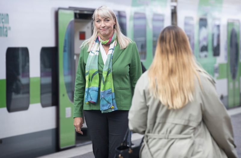 – Förseningar till exempel på grund av spårarbete ger missnöjda kunder. Men det är inte VR som ansvarar för järnvägsspåren, så det känns ibland som obefogad kritik. Tyvärr satsar staten för lite på spårvägsinfrastrukturen, säger VR:s nytillträdda vd Elisa Markula.