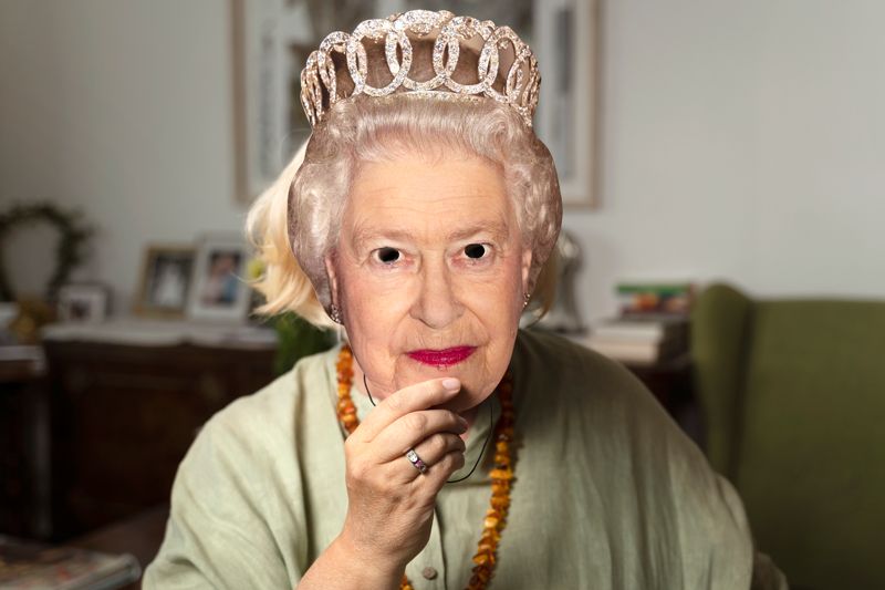 I det nordströmska hemmet finns inga muggar just från det brittiska kungahuset. Men strax innan HBL:s team ska gå kommer Nanny Nordström på att hon faktiskt har en mask av drottning Elizabeth, som hon en gång fick i present.