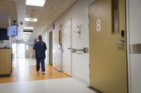 En hel del sjukskötare och närvårdare avregistrerar sig för att inte tvingas jobba.