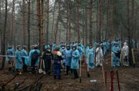Hjälparbetarna håller en paus i arbetet i Izium i Ukraina den 16 september 2022. Det är oklart hur många som begravts men reportrar på plats vittnar om hundratals omärkta gravar.