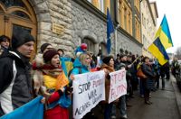 Sedan Ryssland inledde invasionen i Ukraina i februari har demonstrationerna avlöst varandra vid den ryska ambassaden ivid Fabriksgatan.