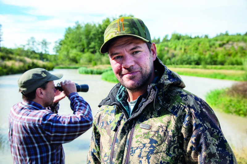 Joachim Silfver studerar viltvård och jobbar samtidigt som viltvårdare. Han har bland annat varit med och anlagt våtmarken i bakgrunden. Genom att anlägga våtmark kan man återställa förlorade biotoper.