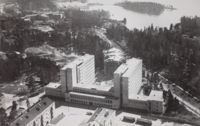 Sjuksköterskeinstitutet vid Stockholmsgatan i Mejlans fotograferat 1957. Den stora funkisbyggnaden öppnar sig som ett U mot söder.