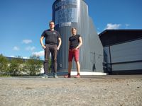 Polar Night Energys vd Tommi Eronen (t.h.) och ledande forskare Ville Kivioja intygar att intresset för sandbatterier just nu är stort. Batteriet ligger helt rätt i tiden, tycker de.