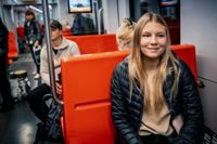 Tilda Lipasti åker metro nästan dagligen. Hon har satt i system att alltid kolla uppdateringar i HRT-appen och att vara ute i god tid, för att slippa bli försenad även om det uppstår förseningar i metrotrafiken.