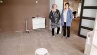 Päivikki Asmundela och Anna-Maija Airaksinen inspekterar katternas rum där fördelningen är inritad på golvet.