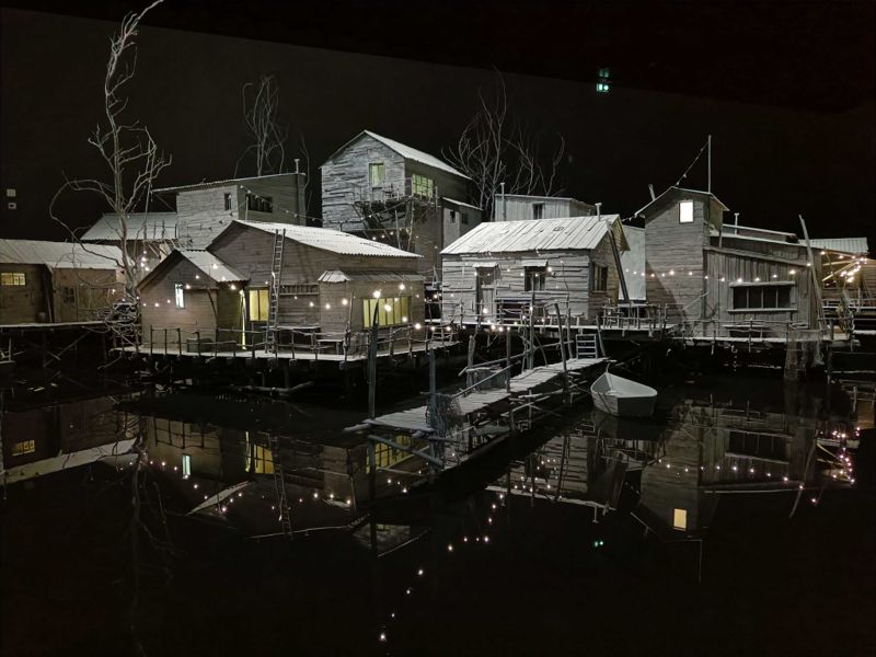 Hans Op de Beeck säger att det finns något skräckslaget och tidlöst över verk som saknar färg. Han hänvisar till bilder han såg efter terrorattentatet 9/11 där gator, byggnader och till och med människor var täckta av grå aska. Byn heter The Settlement och är cirka 1 300 x 1 000 x 400 centimeter stor.