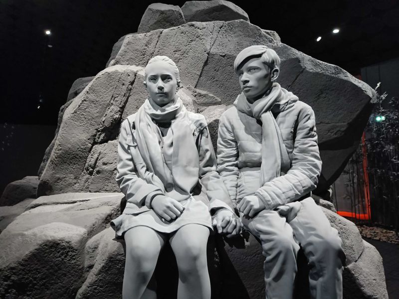 Skulpturen The Cliff visar två fjortonåringar i verklig storlek som håller hand för första gången. Kanske ska de pussa varandra för första gången, säger Hans Op de Beeck.