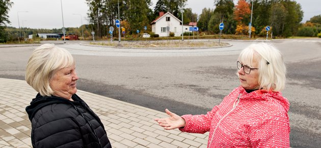 Tulla Kjeldsen och Riitta Pöyhönen har länge retat sig på att rondellen på Nya Borgåvägen vid Hassellunden är så ful.