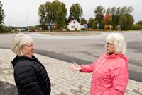 Tulla Kjeldsen och Riitta Pöyhönen har länge retat sig på  att rondellen på Nya Borgåvägen vid Hassellunden är så ful. 