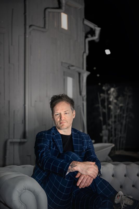Det är hektiska dagar för konstnären Hans Op de Beeck. Dagarna innan han kom till Helsingfors jobbade han med en lika storskalig installation för biennalen i Lyon. Alla bitar av hans skulpturer är skapta för hand.
