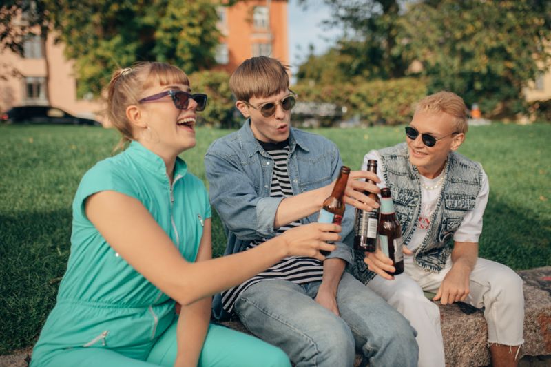 Oona (Anna Airola), Kuisma (Mikko Kauppila) och Arttu (Elias Salonen) befolkar en värld som inger både tröst och vemod.