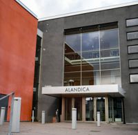 Amatörteaterföreningen Teater Alandica har sin huvudscen inne på Alandica kultur och kongress i Mariehamn.