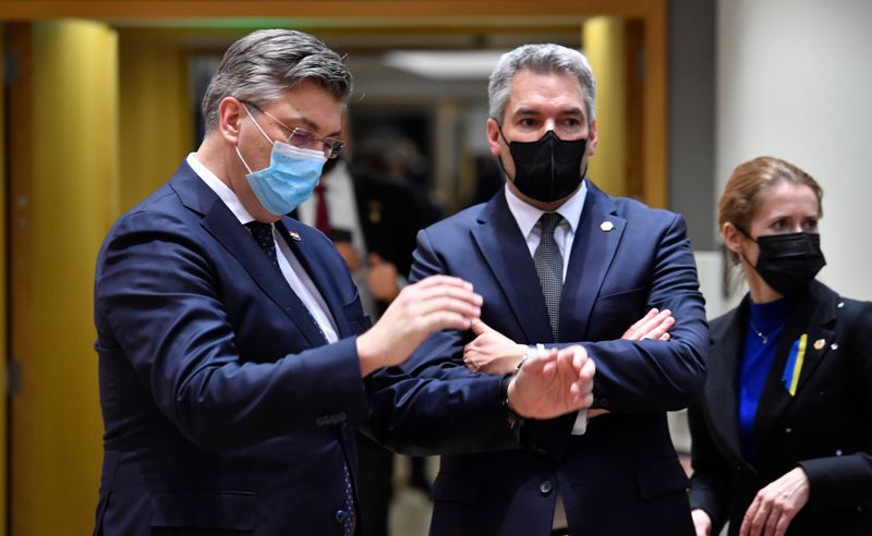 Kroatiens premiärminister Andrej Plenkovic, Österrikes förbundskansler Karl Nehammer och Estlands statsminister Kaja Kallas vid ett EU-toppmöte i våras. Arkivfoto.