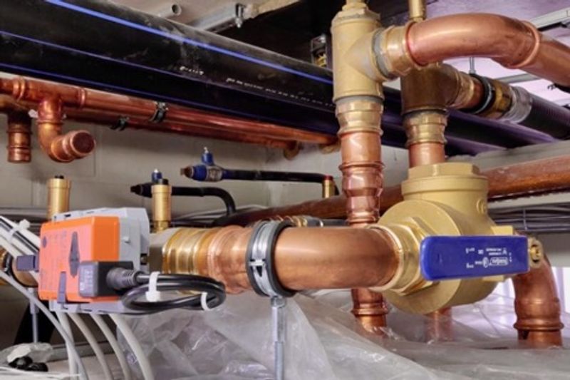 Tekniken i värmedistributionsrummet förnyades helt. Värmepumpen utnyttjar solenergi och förädlar den insamlade värmen till radiatornätet.