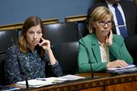 Vänsterförbundets ordförande, undervisningsminister Li Andersson med SFP:s ordförande, justitieminister Anna-Maja Henriksson i regeringens bås i riksdagen under budgetdebatten 20.9.2022.