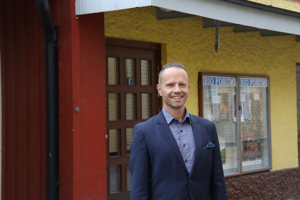 Jukka Halonen utanför Bio Forum som hans familj har ägt sedan 1943. På tisdagen tog han emot priset för Årets kulturgärning i Ekenäsnejden.