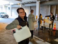 Aleksi Aalto köade efter vatten på tisdagen. Samma procedur väntar för en del av invånarna ännu på torsdag. Vattentillförseln är begränsad hemma hos en del av de boende.