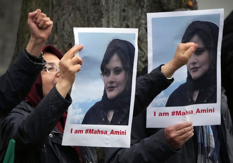 Iranska kvinnor samlades utanför den iranska ambassaden i Berlin i tisdags. På bilden syns den 22-åriga kvinnan som dog i den iranska moralpolisens häkte. Arkivbild.