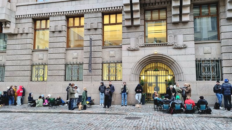 Kön ringlade sig lång på Georgsgatan i Helsingfors. Många hade tagit med sig campingstolar, snacks och något att dricka.