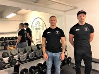 Hangö Power Team vill fokusera på tävlandet. Som nästa väntar SFI-mästerskap i Nykarleby där Liam Biström är med om sin första större tävling. T.v. på bilden syns Johan Henriksson.