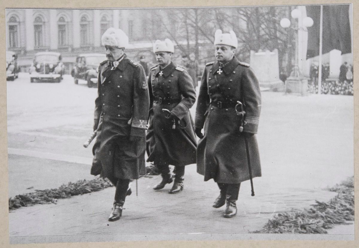 Pärlan i Henrik Ekbergs levnadsteckning av Gustaf Mannerheim är enligt Henrik Meinander ett tidigare okänt samtal som Mannerheim förde i oktober 1948 med general Erik Heinrichs. På bilden Mannerheim 1940 tillsammans med Erik Heinrichs i mitten Viljo Tuompo.