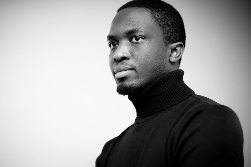 Parisbosatta Mohamed Mbougar Sarr från Senegal är den första författaren från Subsahariska Afrika att tilldelas det prestigefyllda Goncourtpriset.