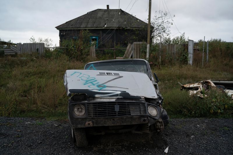 Bokstaven Z, som har kommit att bli en rysk symbol för krigsinsatsen, syns på en förstörd bil i byn Hrakove, som Ukraina återtagit kontrollen över, den 13 september. Arkivbild.