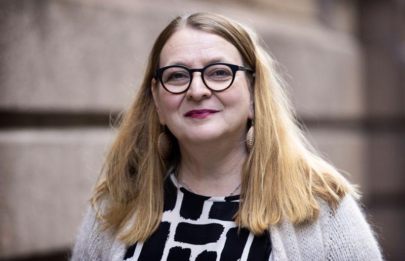 Agneta Rahikainen ser fram emot diskussioner om bland annat Ukraina och kärnkraft på de svenska scenerna på Helsingfors bokmässa.