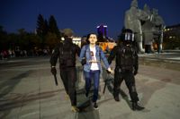 En ung man som deltog i protester i går mot Putins mobiliseringsorder fördes bort av polis i Novosibirsk.