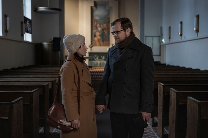Iina Kuustonen och Antti Luusuaniemi i Häät ennen hautajaisia.