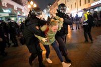 Rysk kravallpolis griper en demonstrant i Moskva under onsdagen. Protesterna hålls mot delmobiliseringen av ryska trupper i Ukraina.