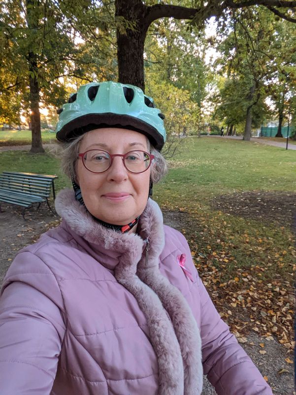 Vår chefredaktör Helén Kurri visar gott exempel genom att inte bara cykla till jobbet, men också genom att komma ihåg hjälmen. Lyxigt att bo så nära jobbet, säger hon.