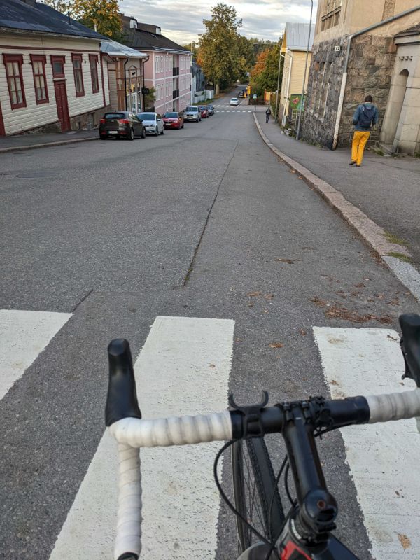 Max Nyberg är van i cykelsadeln. Hans korta arbetsresa genom staden bjuder ingen utmaning för hans lår som är gjorda av stål, speciellt då nästan hela vägen består av nedförsbacke.