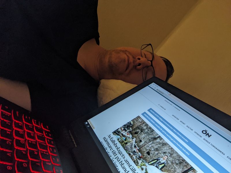 Vadå arbetsresa? När man är krasslig men inte tillräckligt sjuk för att ta sjukledigt så kan man enligt möjligheterna jobba hemifrån. Jag sover inte, bara vilar ögonen.