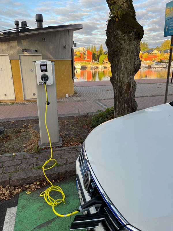 Robin Repos arbetsresa är så pass lång att vi kan förlåta honom användningen av bil, speciellt då han har satsat på det miljövänliga alternativet. Stadens elbilsparkering får gratis reklam.