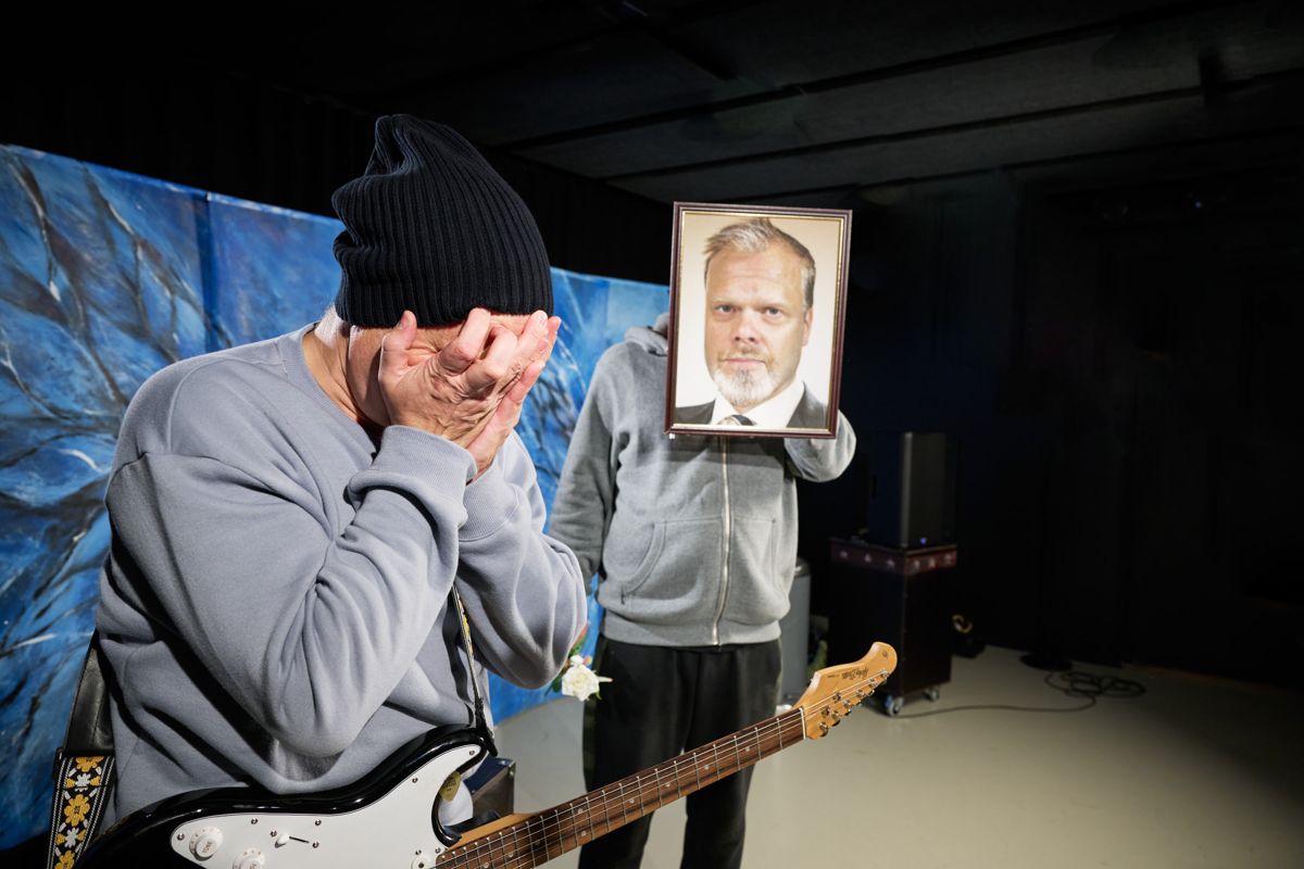 Oskar Silén och Mikael Strömberg i Teater Taimines skolpjäs om utanförskap. Här representeras föräldragenerationen av ett fotografi som mask.