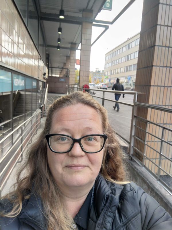 Jannica Lindén tar bilen till jobbet, och förnuftigt nog väntade hon med att ta bilden tills hon hade parkerat bilen. Så pluspoäng för det.