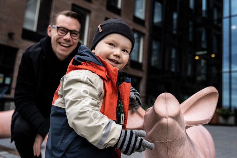 Henrik Axlund tycker att högre lön skulle vara viktig. – De ska känna att de belönas för ett så svårt och ansvarsfullt jobb som de har, säger han.