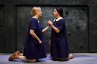 Bästa vänner för livet i Neapel – Lenù (Pia Andersson) och Lila (Cecilia Paul).