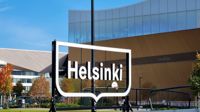 Tusentals personer passerar den här skylten i hjärtat av Helsingfors varje dag. Nu har staden planer på att också köpa in en skylt med den svenskspråkiga logon.