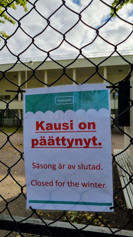 Simstadion har stängt för i år, vilket staden berättar om på tre språk. Men logon högst upp är enbart på finska.