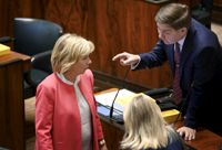 SFP:s ministrar Anna-Maja Henriksson och Thomas Blomqvist i riksdagen. Henriksson lovar lyfta frågan om sparlistan inom HUS till diskussion med finansminister Annika Saarikko.